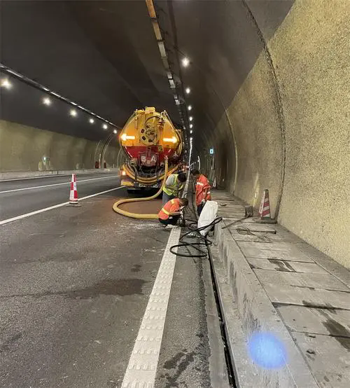 蓝山隧道排水渠清淤